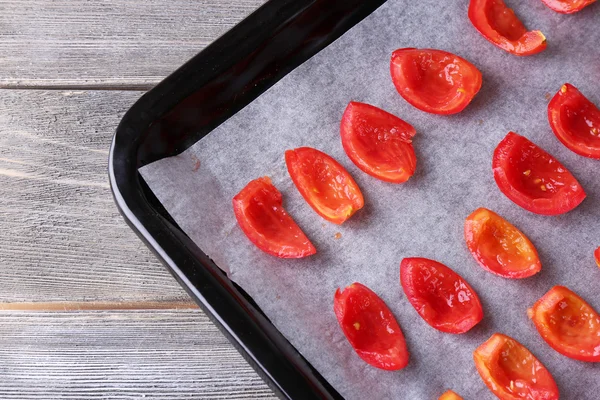 Tomates en bandeja de secado, sobre fondo de madera —  Fotos de Stock