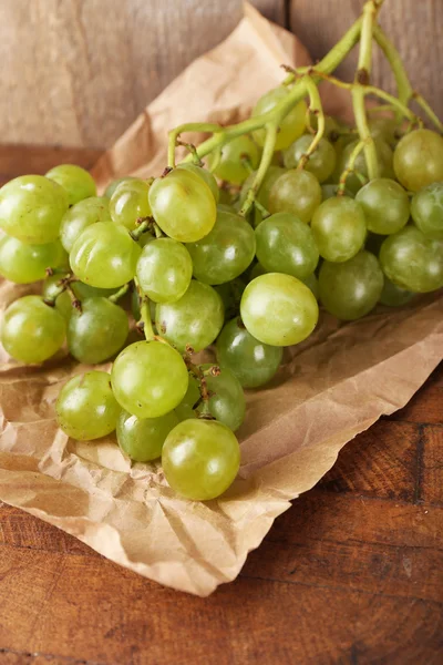 Зеленый виноград на деревянном фоне — стоковое фото