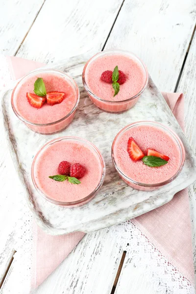 Köstliches Beerenmousse in Schalen auf dem Tisch in Großaufnahme — Stockfoto