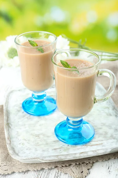 Köstliches Beerenmousse in Gläsern auf dem Tisch vor hellem Hintergrund — Stockfoto