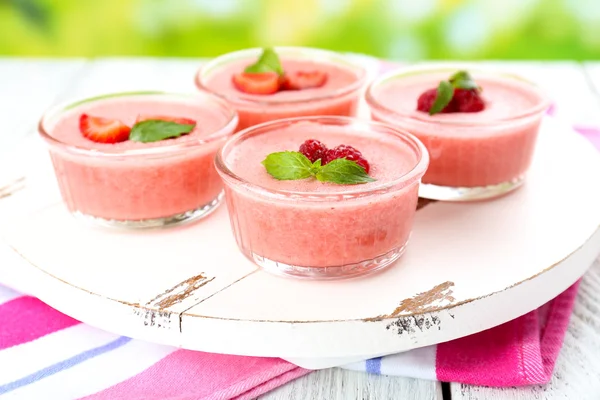 Deliciosa mousse de bayas en cuencos en primer plano de mesa — Foto de Stock