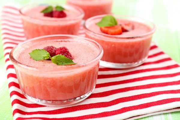 Delicious berry mousse in bowls on table close-up — Stock Photo, Image