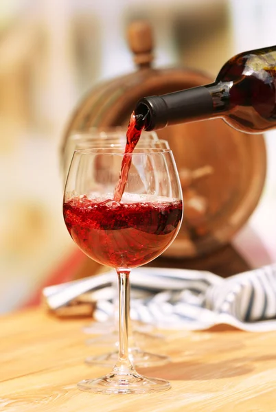 와인 잔에 적포도주를 붓는 모습, 클로즈업 — 스톡 사진