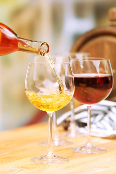 ไวน์เทลงในแก้วไวน์ ใกล้ๆ — ภาพถ่ายสต็อก