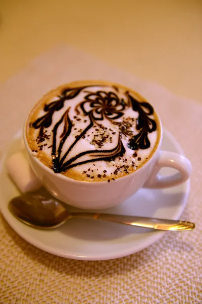 Tasse Kaffee mit niedlicher Zeichnung auf dem Tisch, Nahaufnahme — Stockfoto