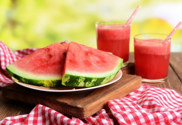 Saftige Wassermelone auf Tisch vor hellem Hintergrund — Stockfoto