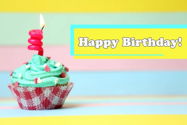 A táblázat a világos háttér finom születésnapi cupcake — Stock Fotó