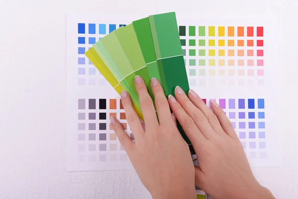 Γυναίκα επιλέγοντας χρώμα για τον τοίχο από τα δείγματα στο δωμάτιο — Φωτογραφία Αρχείου