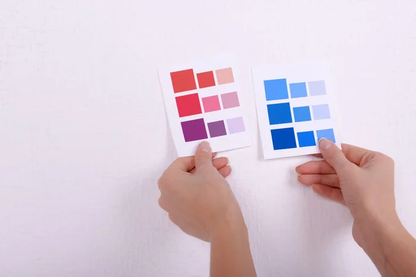 Woman choosing color for wall from swatches in room — Stock Photo, Image