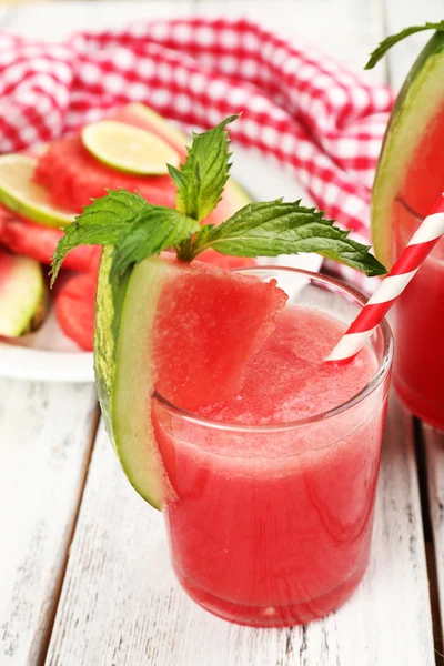 Wassermelonen-Cocktail auf dem Tisch, Nahaufnahme — Stockfoto