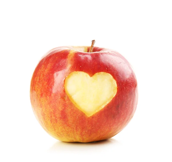 Rode appel met hart geïsoleerd op wit — Stockfoto