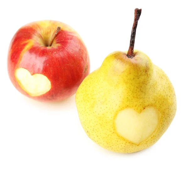 Dojrzała gruszka i jabłko z wyizolowanym sercem na białym — Zdjęcie stockowe