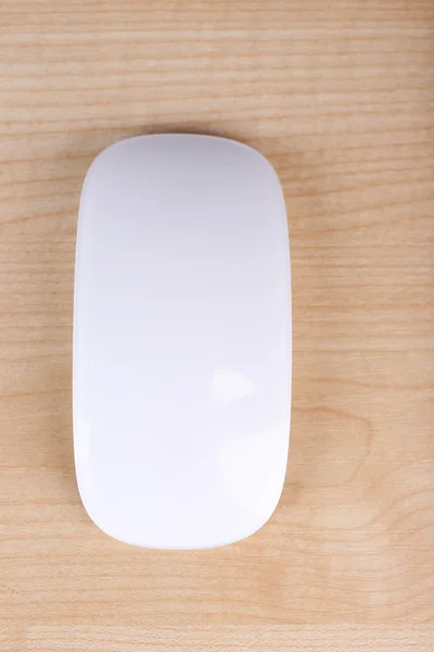 Nuovo mouse per computer wireless moderno su tavolo in legno — Foto Stock