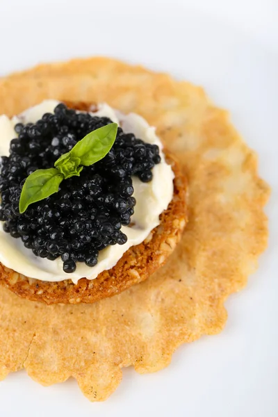 Black caviar with crispy bread on plate closeup — Stock Photo, Image