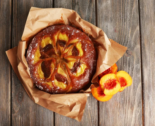 Delicious cake with peaches on wooden table close up — Stock Photo, Image