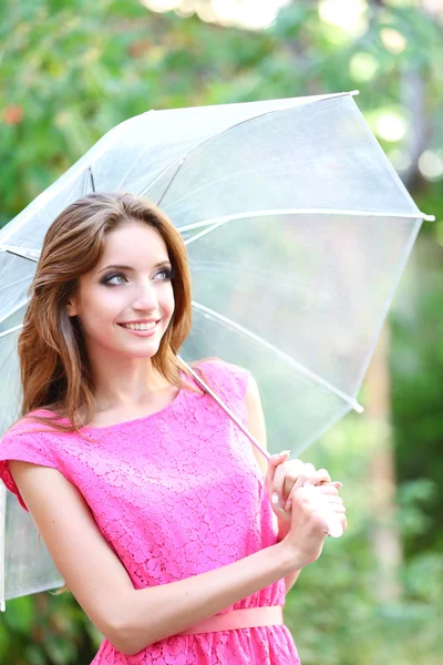 伞的漂亮年轻女孩 — 图库照片