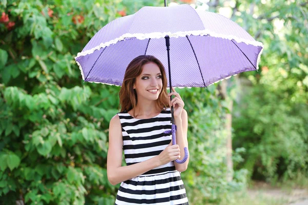 Schönes junges Mädchen mit Regenschirm — Stockfoto