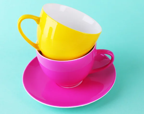 Colorful cups on color background — Stock Photo, Image