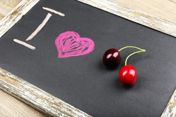 Ik hou van cherry schriftelijke op schoolbord, close-up — Stockfoto