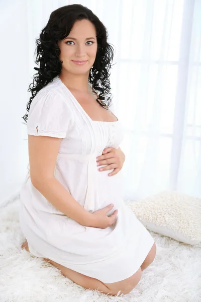 Jeune femme enceinte — Photo