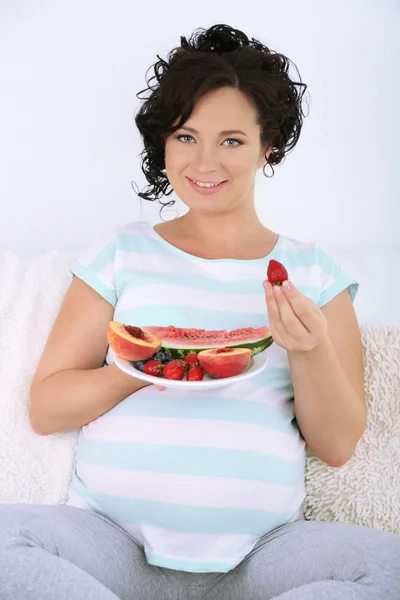 Young pregnant woman — Stock Photo, Image