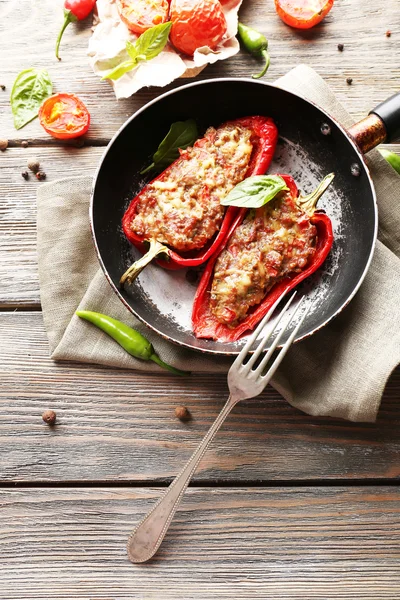 Delicious stuffed peppers in frying pan on table close-up — Stock Photo, Image
