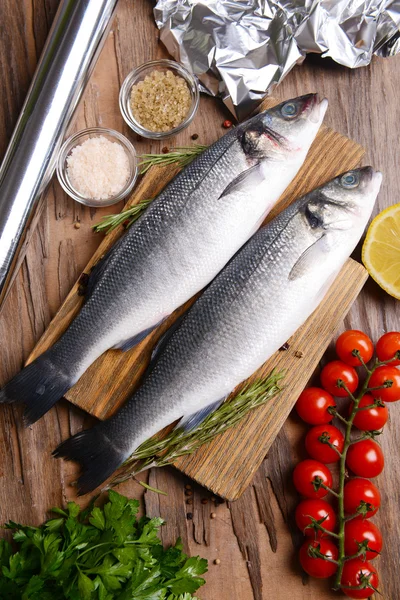 Välsmakande fisk på bordet närbild — Stockfoto