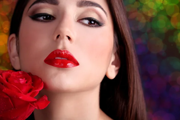 Chica con labios rojos y rosa sobre fondo brillante — Foto de Stock