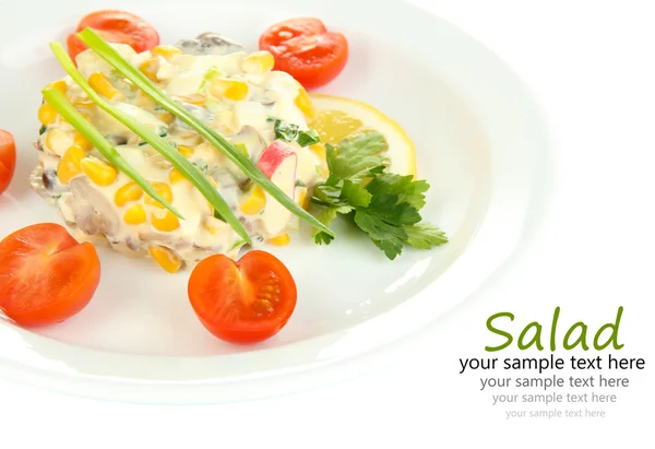 Heerlijke salade op plaat geïsoleerd op wit — Stockfoto