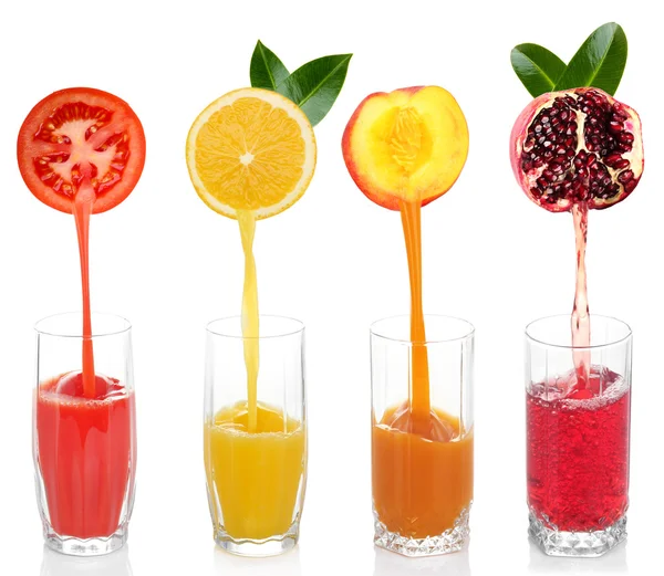 Сок выливается из фруктов и овощей в стекло, изолированное на белом — стоковое фото