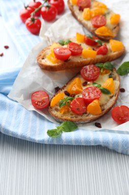 lezzetli masa üstünde domates bruschetta