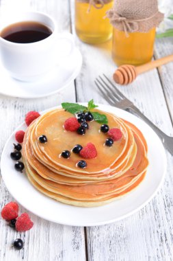 Tablo yakın çekim üzerinde çilek ile tatlı krep