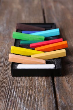 kutusunda ahşap arka plan üzerinde renkli tebeşir pastel