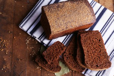 Ahşap zeminde taze pişmiş ekmek