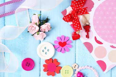 Scrapbooking craft malzemeleri renk ahşap zemin üzerinde