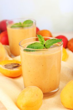 Gözlüklü tablo parlak zemin üzerine kayısı tatlısı