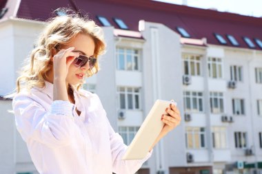 güzel genç kız ile tablet şehir cadde üzerinde