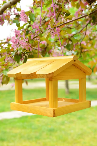 Birdhouse en jardín al aire libre —  Fotos de Stock