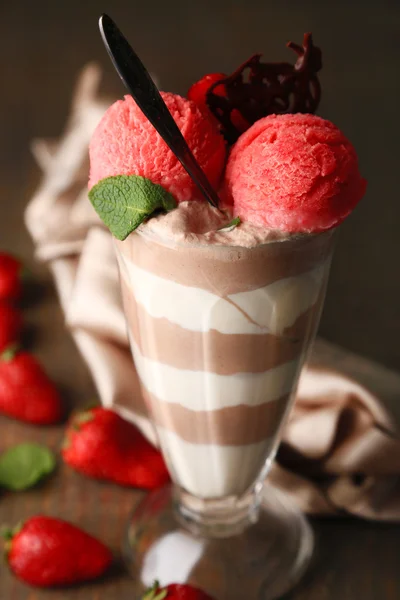 Sabrosa mousse de chocolate con sorbete sobre mesa de madera — Foto de Stock