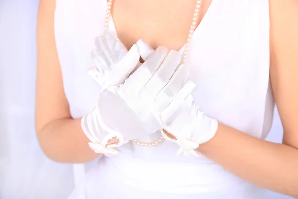 Svatební rukavice na ruce nevěsty, detail — Stock fotografie
