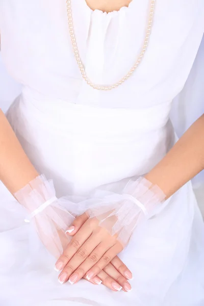 Guantes de boda en las manos de la novia, primer plano — Foto de Stock