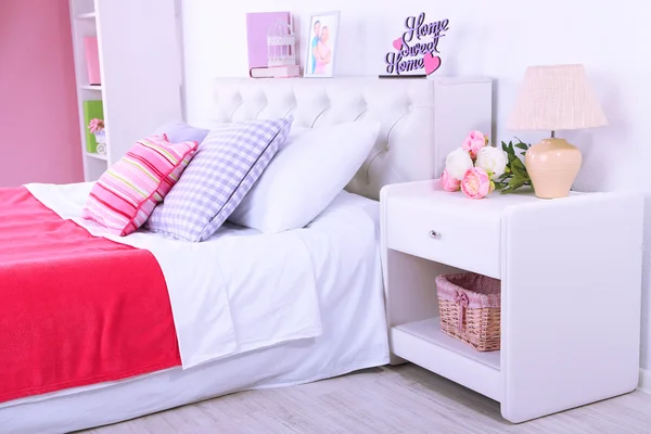 Wygodne miękkie łóżko w pokoju — Zdjęcie stockowe