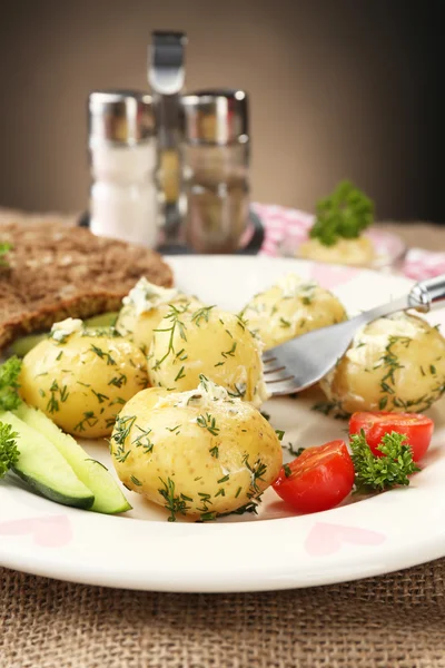 Młode ziemniaki gotowane na stole, z bliska — Zdjęcie stockowe