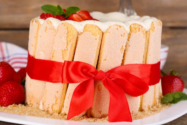 Smakelijke cake Charlotte met verse aardbeien op houten tafel — Stockfoto