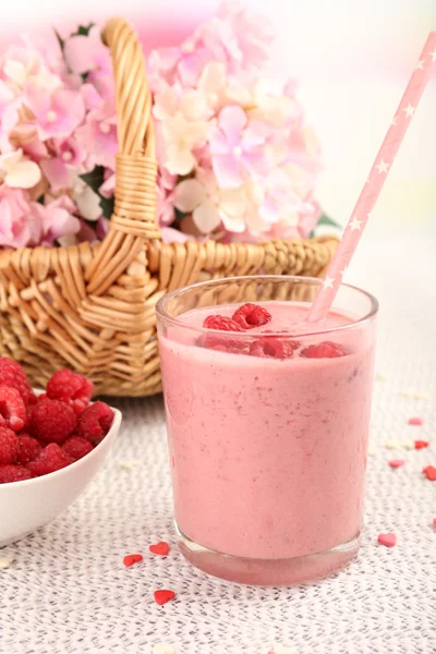 Delizioso milkshake sul tavolo — Foto Stock