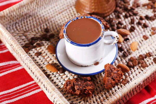 Tasse heiße Schokolade auf dem Tisch, Nahaufnahme — Stockfoto