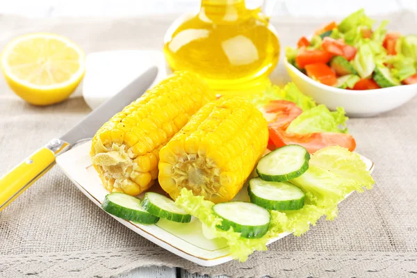 Grilled corn cobs on table, close-up — Stock Photo, Image