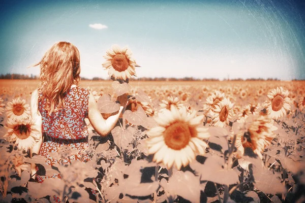 Giovane donna nel campo di girasole — Foto Stock