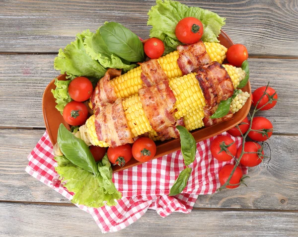 Grilovanou slaninou zabalené kukuřice na stole — Stock fotografie