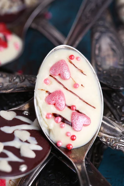 Cucharas con sabroso chocolate para fiesta en la vieja mesa de madera azul —  Fotos de Stock